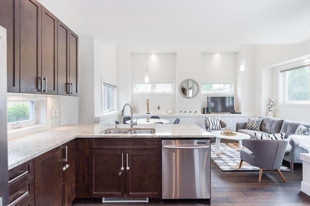 West Coast Luxury Living * Vancouver